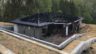 V březnu zkolaudovaný domek zničil silný požár, škoda za zhruba šest milionů korun