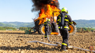 Na poli v Horních Tošanovicích shořel traktor, škoda je 5 milionů