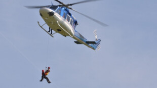 Letečtí záchranáři z řad hasičů trénují v Ostravě zachraňování osob vrtulníkovým jeřábem
