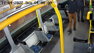 Dva muži okradli cestujícího v tramvaji. Policie pátrala po poškozeném, incident totiž nenahlásil