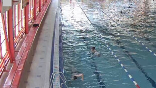 Muž se uspokojoval před dívkami přímo v plaveckém bazénu v Ostravě