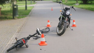 Opilý řidič elektromotorky vjel do parku v Opavě a srazil cyklistku, hledají se svědci