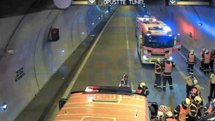 Na D1 v Klimkovickém tunelu se srazilo nákladní auto s dodávkou