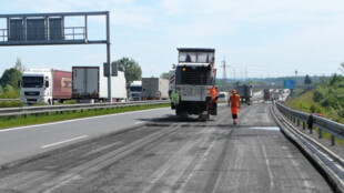Oprava reklamované části zvlněné dálnice D1 u Ostravy je v polovině prací