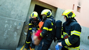 8 zraněných a celkem 25 zachráněných po požáru bytového domu v Ostravě