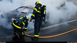 Požár poškodil Renault v Hnojníku a kompletně zničil Ford v Ostravě