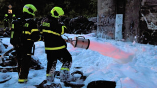 Požár stovek pneumatik v Ostravě zlikvidovali hasiči do hodiny pěnou