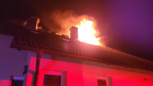Úder blesku zapálil střechu domu v třineckých Oldřichovicích