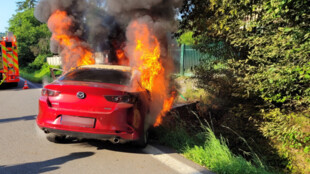 Auto po nehodě v Horní Lhotě skončilo v plamenech, řidička se zranila