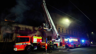 Požár bývalé prodejny v centru Ostravy zastavil tramvaje, hasiči z domu vytáhli bezdomovce
