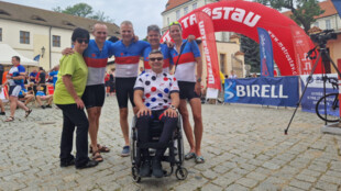 Moravskoslezský cyklistický tým šlape tisíce kilometrů napříč republikou pro dobrou věc