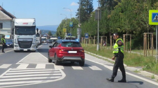 Řidič srazil na přechodu v Bruntále chodce, hledají se svědci