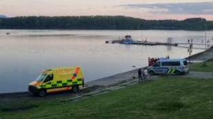V přehradě Baška se utopil 89letý muž, půl hodiny se ho záchranáři snažili oživit