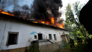 V Ostravě-Radvanicích pohltily plameny střechu neobydleného domu