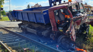 Vlak smetl náklaďák ve Frýdku-Místku, řidič vjel na přejezd na červenou