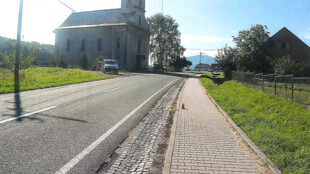 Cyklista srazil ženu na chodníku v Dobraticích a ujel, hledá ho policie