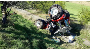 Traktor sjel ze srázu a několikrát se převrátil, zranila se desetiletá dívka a osmnáctiletý mladík