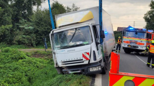V Dolním Benešově narazilo nákladní auto do traktoru a o kousek dál se srazila dvě auta