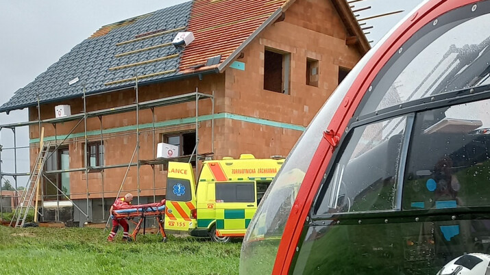 Na Frýdecko-Místecku spadl z deseti metrů muž, který pracoval na střeše domu