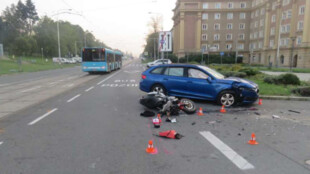 Řidič zřejmě nedal v Ostravě přednost motorkáři, policie hledá svědky
