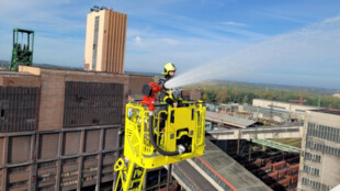 Karvinští hasiči vyjeli k simulovanému požáru v areálu Dolu ČSM ve Stonavě