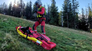 Paraglidista spadl při startu na Javorovém vrchu a skutálel se ze svahu