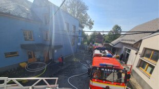 Požár půdních prostor kancelářské budovy ve Studénce, 20 lidí uteklo před ohněm díky požární signalizaci