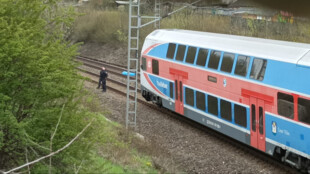 Před nádražím v Mořkově osobní vlak srazil muže, na místě podlehl zraněním