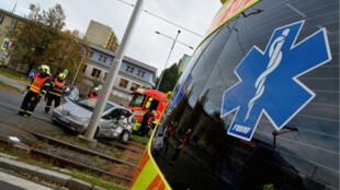 V Ostravě-Hrabůvce se srazila tramvaj s osobním autem, hasiči vyprostili dva zraněné
