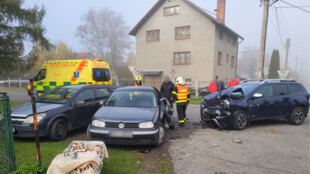 Dva zranění po srážce tří aut v Dobré na Frýdecko-Místecku