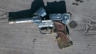 Muž ohlásil zbraň na dně vypuštěného rybníku v Ostravě, šlo o pistoli na kapsle