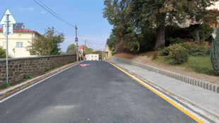 Silnice v Ostravě-Plesné má nový koberec i zpevněný svah