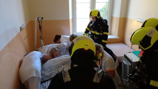 Cvičný zásah hasičů v nemocnici v Českém Těšíně prověřil také evakuaci pacientů
