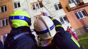 Hasiči zachránili muže, který se nadýchal kouře při požáru bytu v Orlové-Lutyni