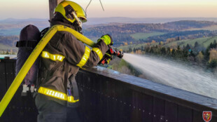 Hasiči cvičili na rozhledně Nová Ves u Dolní Moravice záchranu osob při požáru