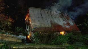 Při požáru domu v Beskydech se zranil jeden člověk i hasič, škoda je 2 miliony