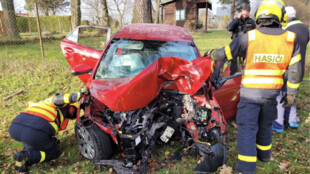 Senior za volantem narazil do stromu v Orlové, zemřel na místě