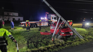 Osobní auto v noci přerazilo elektrický sloup a uzávěr plynu ve Frenštátu pod Radhoštěm