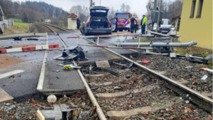 Dvě auta se srazila přímo na železničním přejezdu, zřejmě kvůli kolapsu jednoho z řidičů