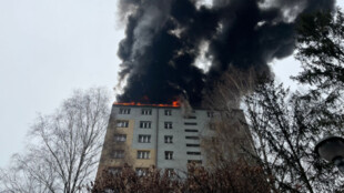 Hasiči zasahovali u výbuchu a požáru v domě v Českém Těšíně, několik lidí se nadýchalo kouře