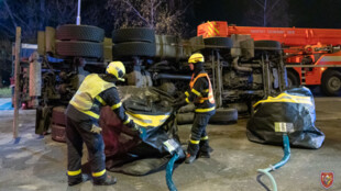Ve Frýdku-Místku se převrátil náklaďák s kovovými profily, hasiči ho vrátili na kola
