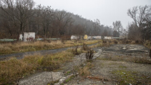 Odstraněním torz bývalých garáží pokračuje rekultivace území u Muglinovské v Ostravě
