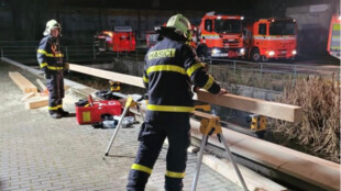 Výbuch a požár v bývalé textilce v Opavě, hasiči museli objekt stabilizovat