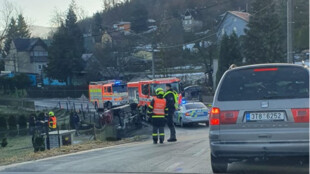 Na zledovatělé silnici v Metylovicích havarovalo auto s tříměsíčním dítětem, do nemocnice ho transportoval vrtulník