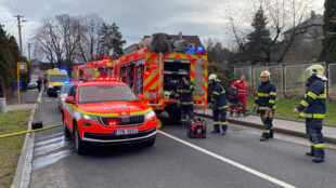 Policisté a hasiči zachránili dva seniory z hořícího domu ve Vřesině