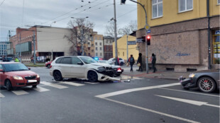 Komplikace v centru Ostravy, nehoda dvou aut zablokovala dopravu