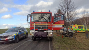 U Jakubčovic narazilo auto do stromu, zranili se dva dospělí a dvě malé děti