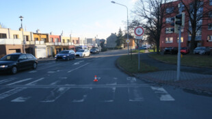 Řidička v Opavě se chtěla vyhnout spěchající sanitce a srazila chodce