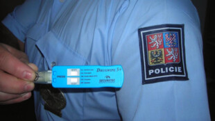 Test na drogy byl pozitivní, muž vytáhl 16 tisíc korun a zkusil uplatit policisty