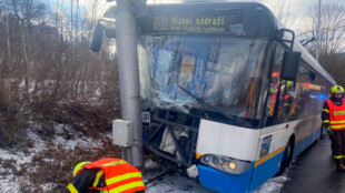Ranní nehoda trolejbusu v Ostravě, zranilo se několik cestujících i řidič